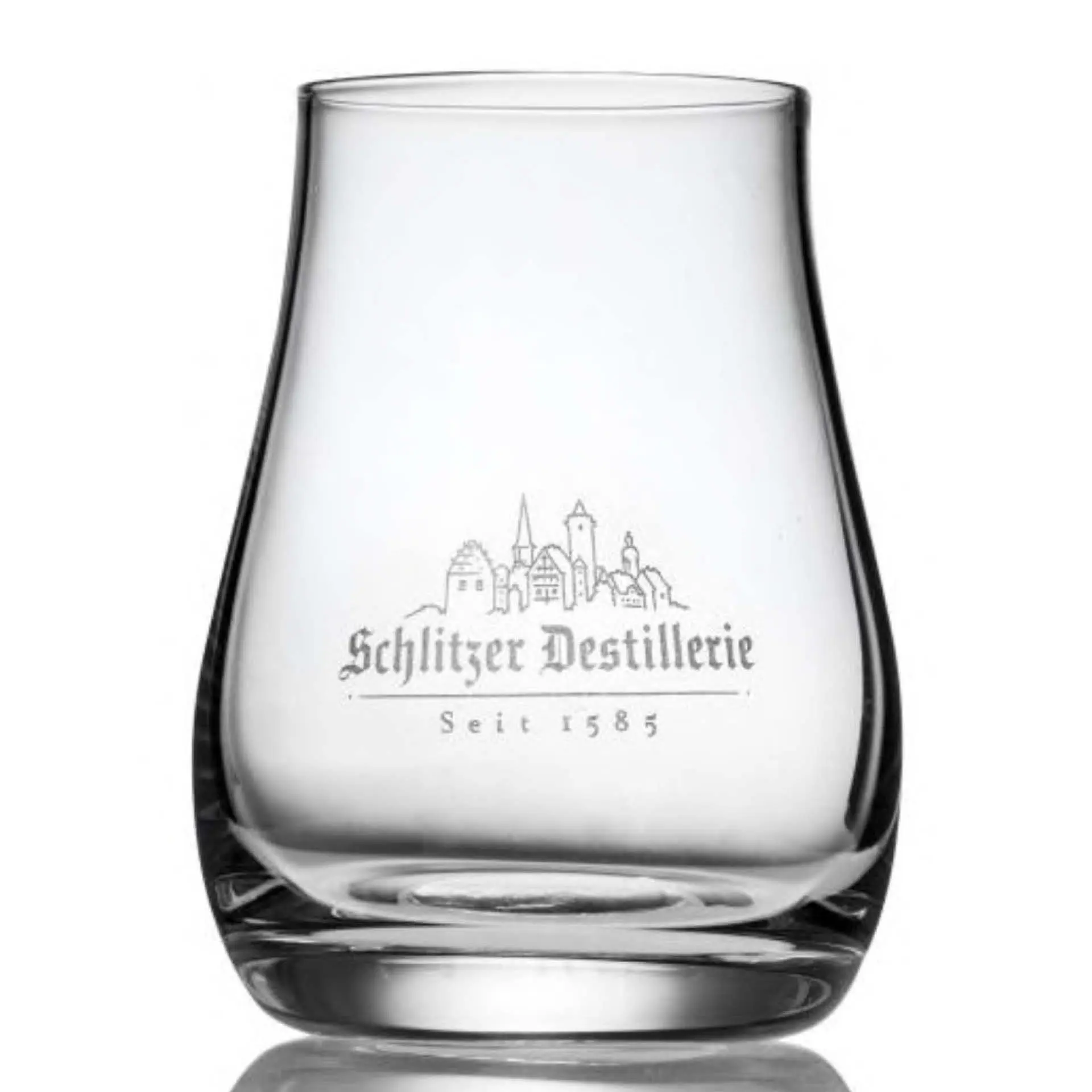 Elegantes Degustationsglas der Schlitzer Destillerie aus Kristallglas – ideal für Whisky & Edelbrände Degustationsglas der Schlitzer Destillerie aus transparentem Glas mit feiner Gravur des Firmenlogos, ideal zum Verkosten von Whisky, Likör oder Spirituosen, stehend auf weißem Hintergrund.