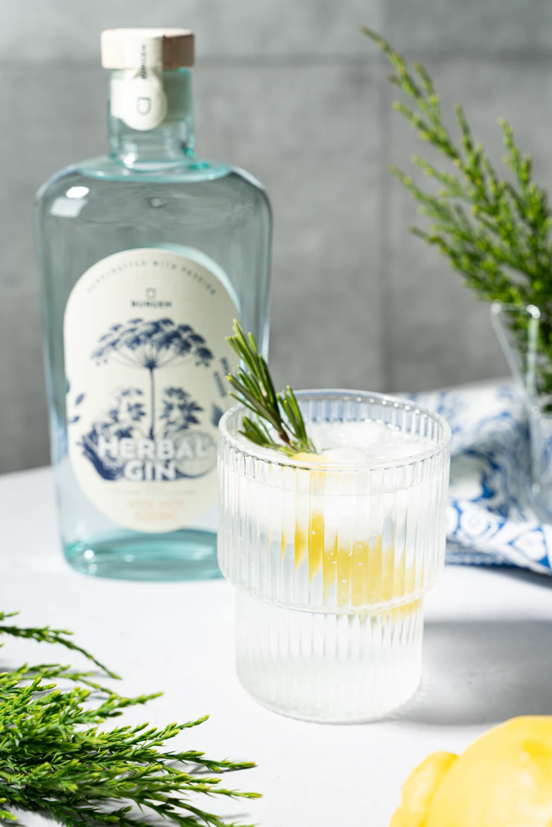 Gin Herbal Dry – Premium Kräuter-Gin aus der Schlitzer Destillerie in edler Flasche Flasche Schlitzer Gin Herbal Dry mit grünem Etikett auf weißem Hintergrund – hochwertiger deutscher Dry Gin mit Kräutern, traditionell hergestellt in der Schlitzer Destillerie.
