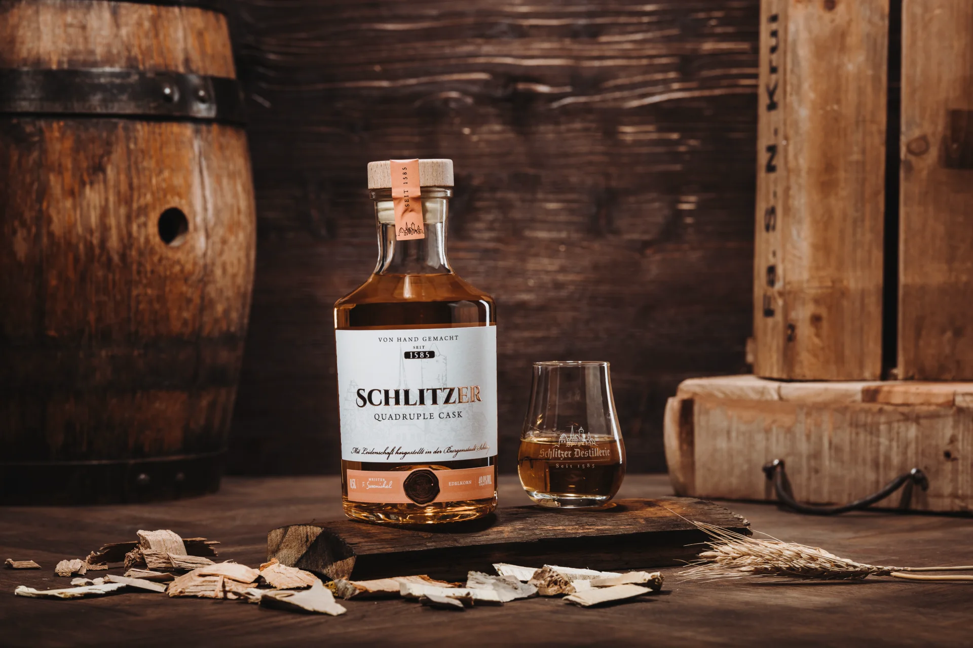 Schlitzer Feinbrennerei Korn – Traditioneller Deutscher Kornbrand in Glasflasche Flasche Schlitzer Kornbrand auf weißem Hintergrund – klarer, traditioneller Korn in transparenter Glasflasche mit rotem Verschluss und rotem Etikett der Schlitzer Destillerie, deutsches Qualitätsprodukt aus Hessen