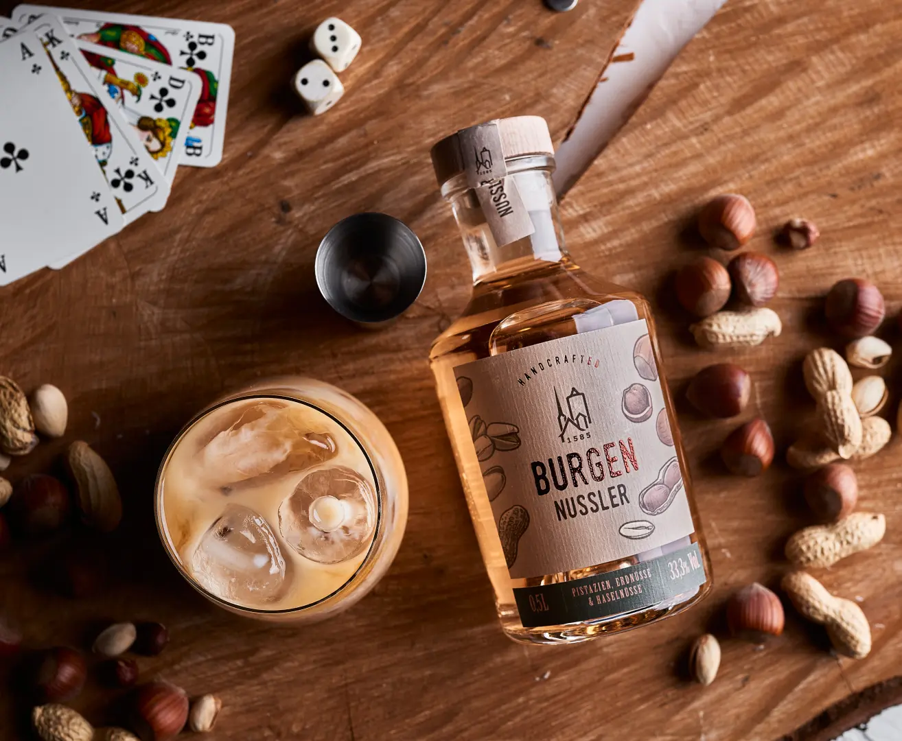 Haselnuss Schnaps Nussler – Hochwertiger Haselnusslikör aus der Schlitzer Destillerie Haselnuss Schnaps in klarer 0,5-Liter-Flasche der Schlitzer Destillerie mit braunem Etikett und goldener Schrift, stehend auf weißem Hintergrund – hochwertiger Nusslikör für Genießer.