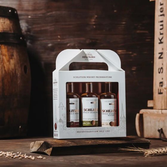 Whisky Geschenkset mit Gläsern und edler Verpackung – Schlitzer Destillerie Whisky Geschenkset der Schlitzer Destillerie mit drei edlen Miniaturflaschen Single Malt Whisky, stilvoll verpackt in einer dunklen Geschenkbox mit goldener Prägung – ideales Präsent für Whisky-Liebhaber.