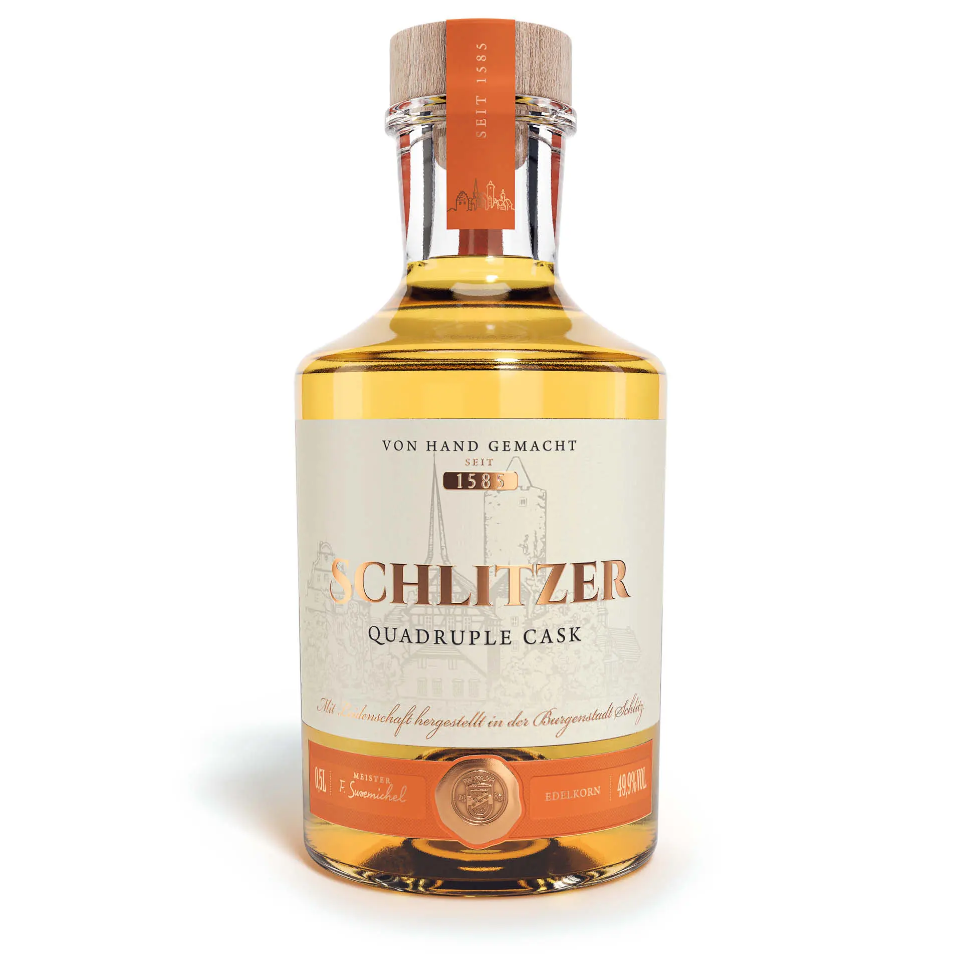 Schlitzer Quadruple Cask Whisky – Exklusiver Single Malt in vier Fässern gereift Quadruple Cask Whisky von der Schlitzer Destillerie – elegante 0,5-Liter-Flasche aus bernsteinfarbenem Glas mit goldfarbenem Etikett, umgeben von Holzfässern, symbolisiert vierfache Fassreifung und deutsche Handwerkskunst.