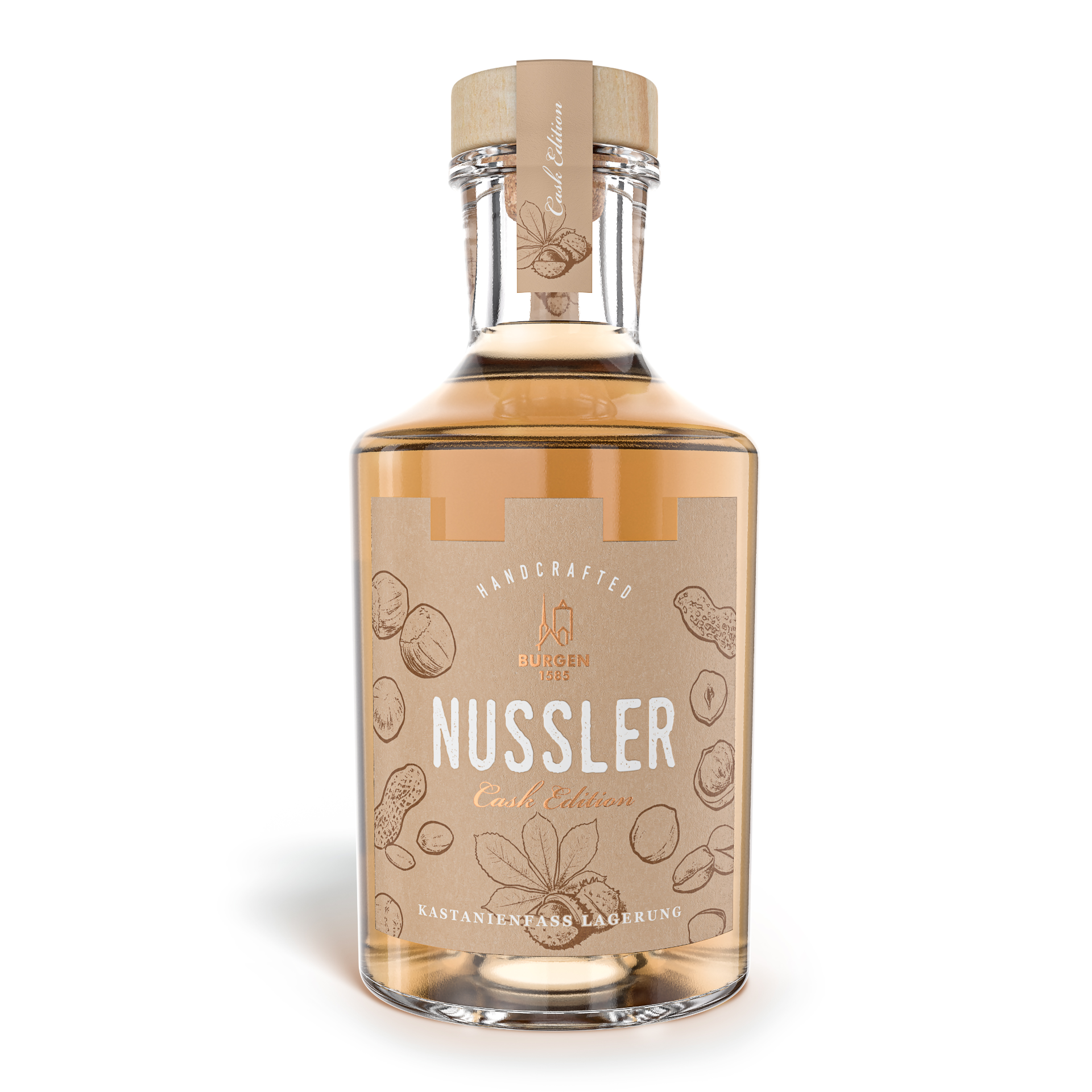 Schlitzer Nussler Cask – Nusslikör in gereifter Fassqualität Flasche Schlitzer Nussler Cask auf Holzuntergrund, hochwertiger Haselnussgeist in limitierter Cask Strength Edition mit golden-brauner Flüssigkeit, Vorderetikett mit Produktinformationen, edles Design für Genießer und Spirituosenliebhaber