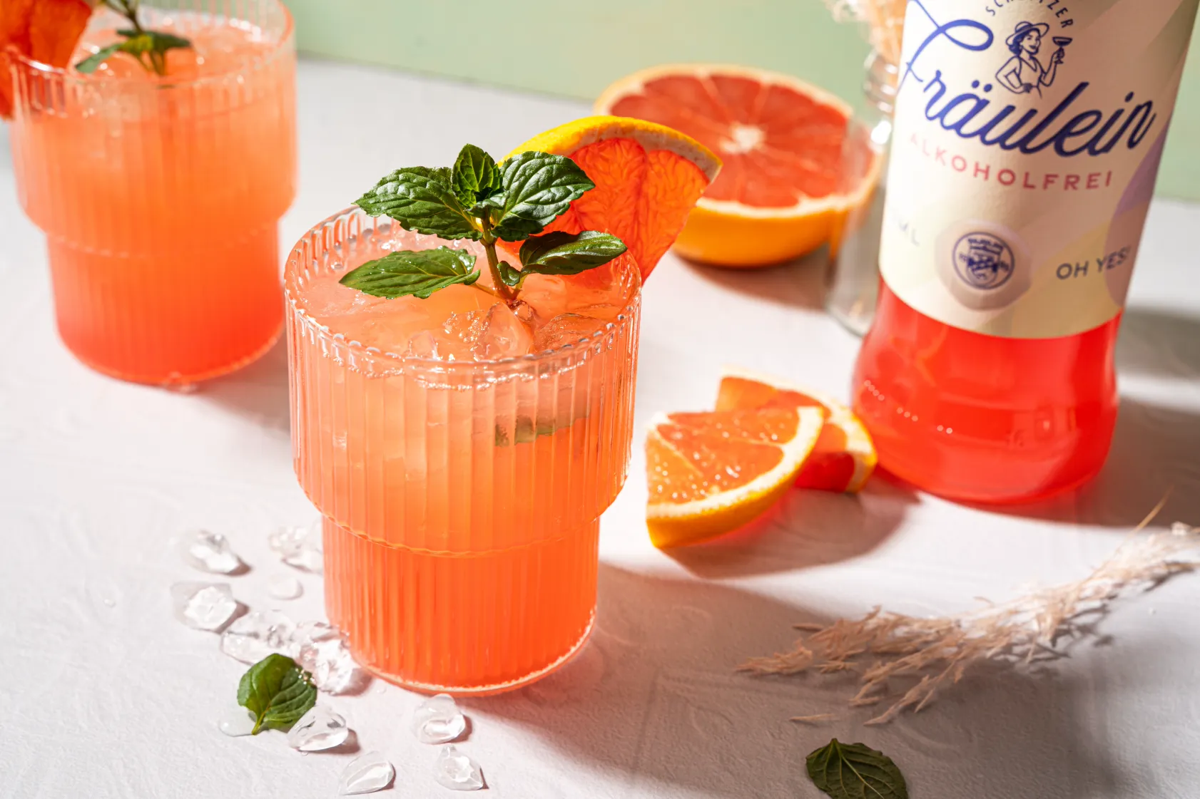 Schlitzer Virgin Mojito – alkoholfreier Mojito mit dem Schlitzer Fräulein Alkoholfrei, frischer Minze und Limette