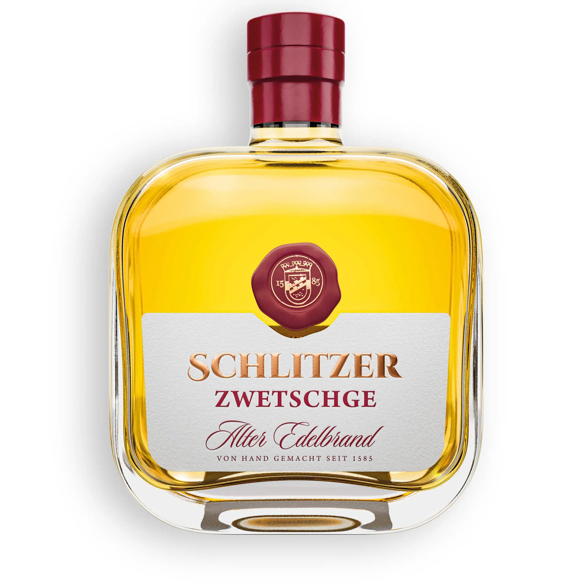 Alter Zwetschgenbrand im Eichenfass – edler Fruchtbrand aus der Schlitzer Destillerie Flasche Alter Zwetschgen Brand Eichenfass von der Schlitzer Destillerie mit goldener Schrift auf dunklem Etikett vor neutralem Hintergrund, edle Spirituose in brauner Glasflasche für Genießer.
