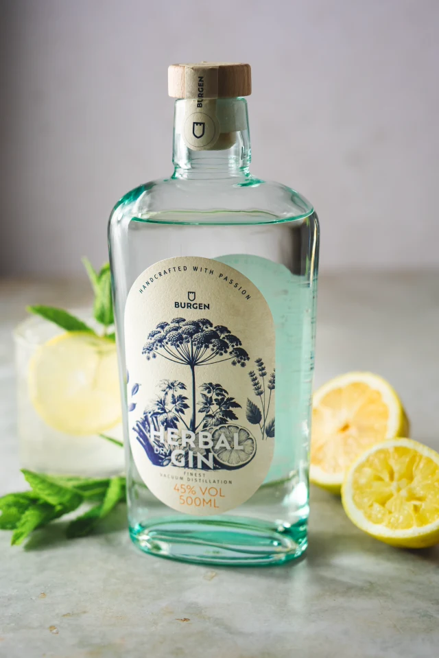 Schlitzer Herbal Dry Gin – Premium Kräuter-Gin in stilvoller Flasche Flasche Schlitzer Herbal Dry Gin mit grünem Etikett und goldener Aufschrift vor hellem Hintergrund, präsentiert als Premium-Destillat aus deutscher Manufaktur.