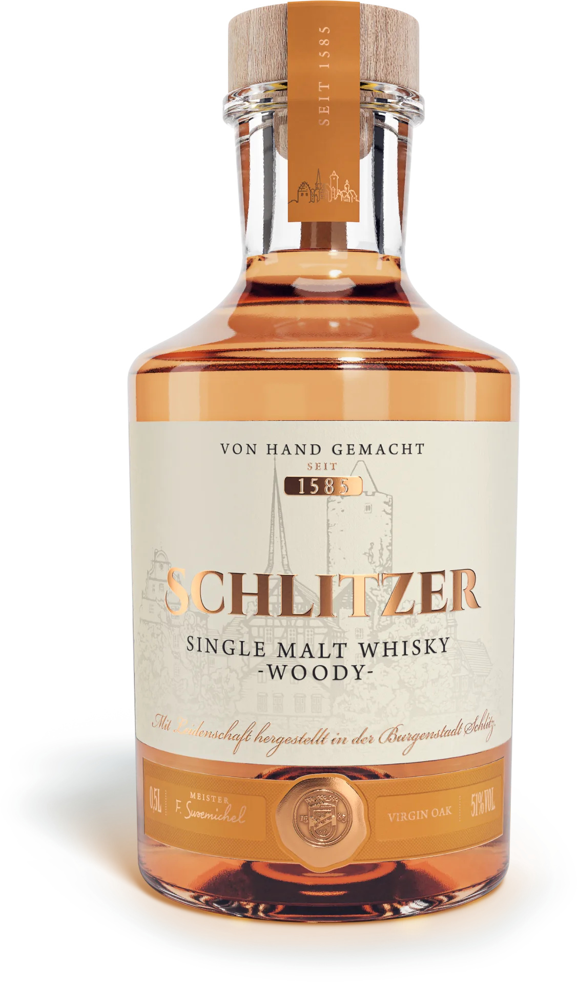 Schlitzer Single Malt Whisky Woody – Deutscher Premium-Whisky mit holzigem Aroma Schlitzer Single Malt Whisky Woody in 0,5l-Flasche mit holzgeprägtem Etikett, vor hellem Hintergrund – deutscher Premium-Whisky mit rauchigem Holzfass-Aroma.