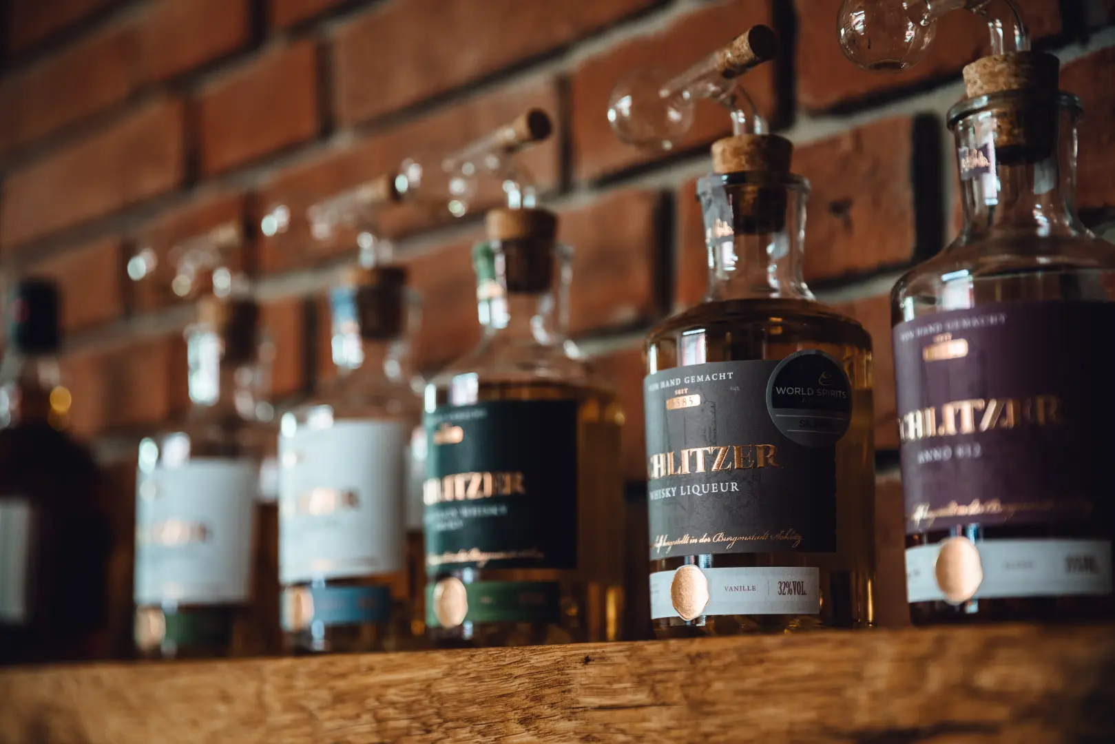 Stimmungsvolle Whiskylounge mit edler Bar und stilvollem Ambiente Gemütliche Whiskylounge mit warm beleuchtetem Ambiente, rustikalen Ledersesseln und gut sortierter Whiskybar in der Schlitzer Destillerie