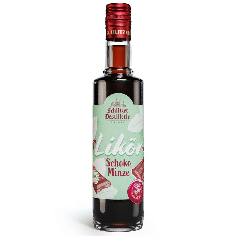 Flasche Schoko-Minze Likör der Schlitzer Destillerie mit braun-grünem Etikett, dekorativ platziert vor dunklem Hintergrund mit Kakaobohnen und Minzblättern.