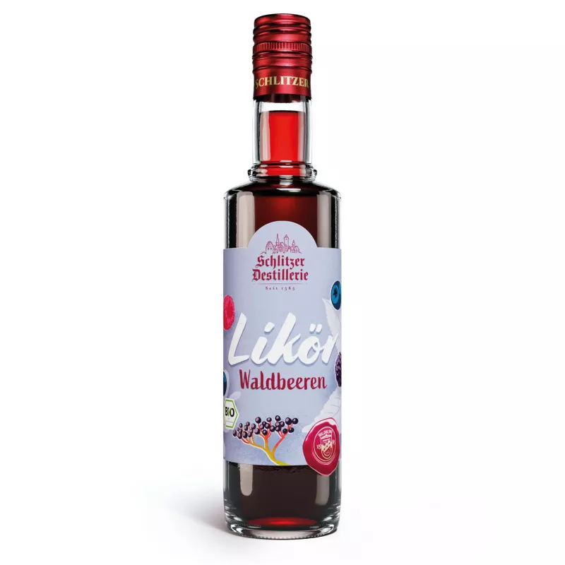 Flasche Schlitzer Bio Waldbeeren Likör 0,5l mit lilafarbenem Etikett auf weißem Hintergrund, daneben reife Waldbeeren wie Himbeeren, Brombeeren und Blaubeeren – Bio-Likör aus Deutschland.
