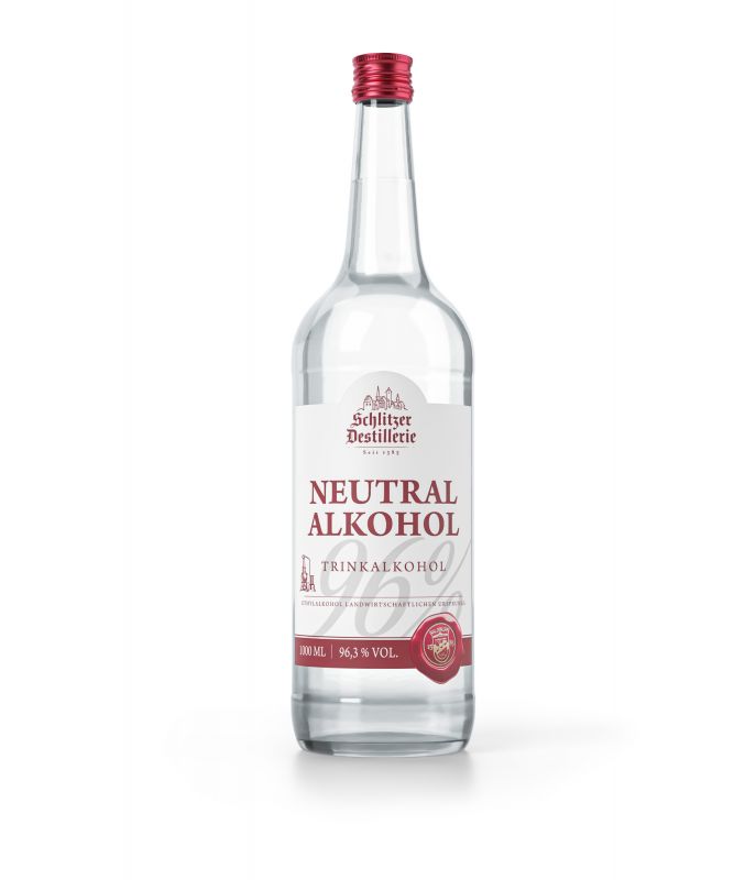 Klare Glasflasche mit weißem Etikett der Schlitzer Destillerie, Aufschrift „Neutralalkohol V.S. 96% vol“, Inhalt 1000 ml, Produkt auf weißem Hintergrund vor neutraler Studioaufnahme.
