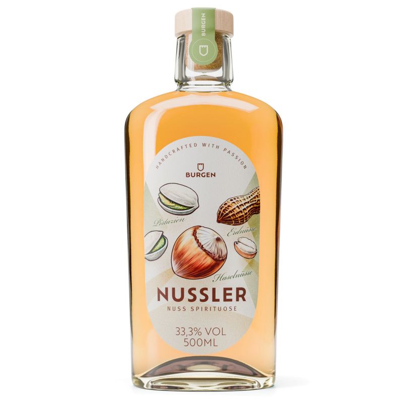 Flasche Burgen Nussler Haselnuss-Spirituose von der Schlitzer Destillerie auf hellem Hintergrund, mit braunem Etikett, goldenem Logo und naturfarbenem Holzverschluss.