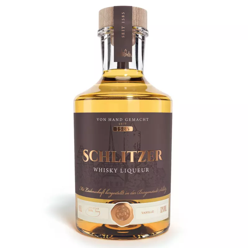 Zwei Flaschen Schlitzer Single Malt Whisky mit edlem Etikett stehen auf einem Holzfass, umgeben von goldgelbem Kornfeld bei Sonnenuntergang – hochwertiger deutscher Whisky aus traditioneller Destillerie.