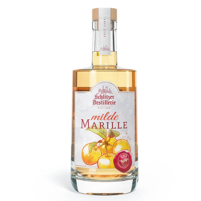 Flasche Schlitzer Milde Marille Likör mit orangefarbener Flüssigkeit, stilvoll präsentiert vor weißem Hintergrund – fruchtiger Marillenlikör aus der Schlitzer Destillerie, 25 % Vol., geeignet als Digestif oder zum Mixen.