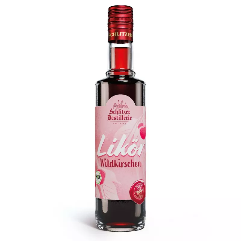 Flasche Bio Wildkirschlikör der Schlitzer Destillerie mit rotem Etikett, goldener Kapsel und frischen Wildkirschen dekorativ daneben – hochwertiger Likör aus regionaler Herstellung