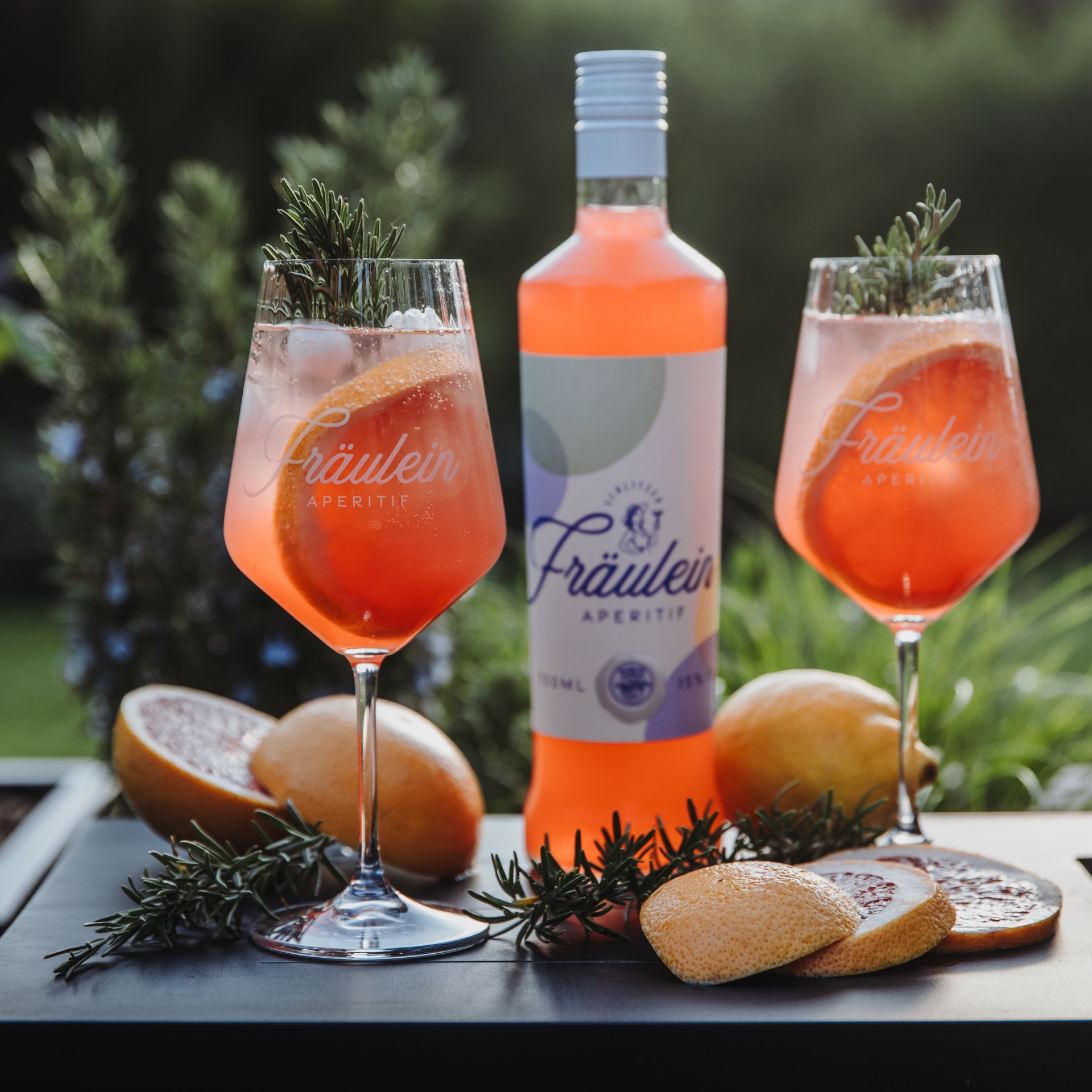 Schlitzer Fräulein Aperitif in stilvoller Flasche – fruchtig-herber Aperitif mit Grapefruit, Yuzu und Rosmarin als beliebtes Firmengeschenk und Welcome-Drink